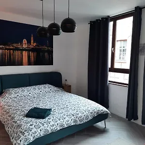 Appartement Center In Quiet Street & Airco 